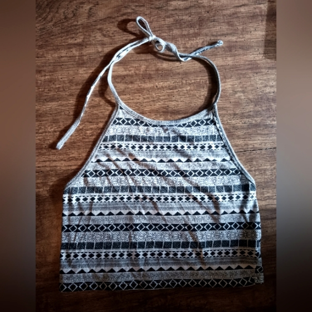 AEROPOSTALE WOMEN'S MEDIUM BLACK AND WHITE CROP TOP